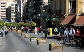Vecinos y comerciantes del Centro recogen 900 firmas para reclamar información sobre la reurbanización