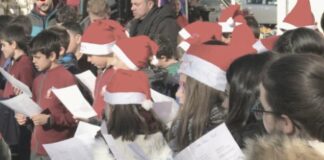 Niños cantando villancicos.