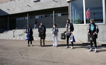 Jugadores y jugadoras de la UB Conquense entregan regalos a los niños ingresados en el Virgen de la Luz