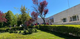 Imagen de archivo de pacientes esperando para vacunarse en el centro de salud Cuenca II.