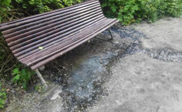 Quejas por un nuevo vertido de aguas sucias en el paseo peatonal del río Júcar