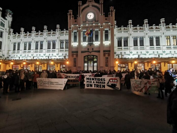 Manifestación en defensa del tren en Valencia