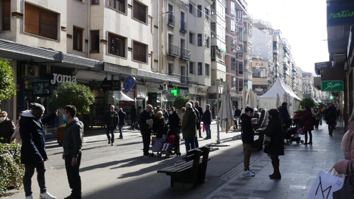 Personas paseando por Cuenca