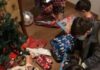 Niños abren sus regalos de Reyes en Quintanar del Rey