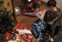 Niños abren sus regalos de Reyes en Quintanar del Rey