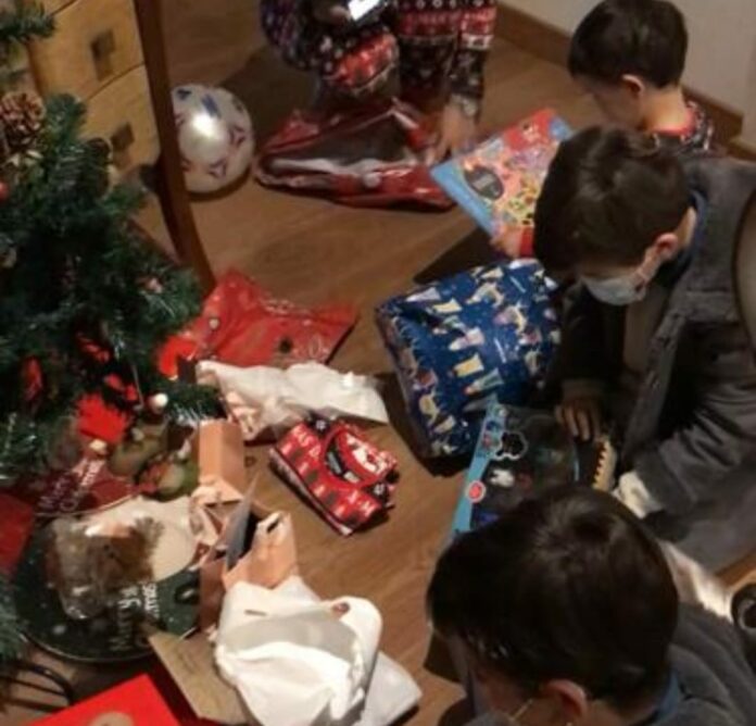 Niños abren sus regalos de Reyes en Quintanar del Rey