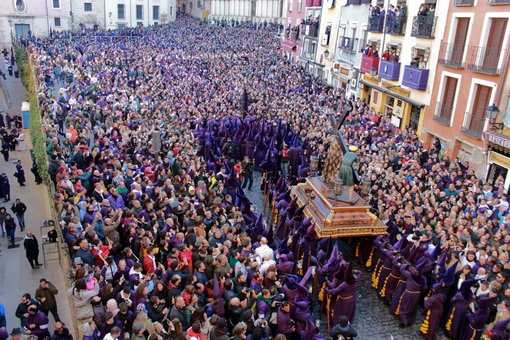 TAMBOR CON LA CARA DE CRISTO DURANTE LA PROCESIÓN DE SEMANA SANTA EN CUENCA  ,ESPAÑA Stock Photo