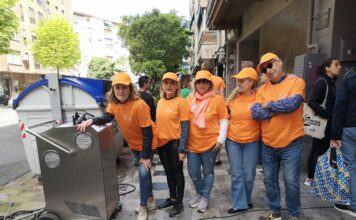 Fuentes y otros candidatos de Cs quitan grafitis y limpian contenedores y fachadas en Fermín Caballero