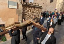 El cristo de la Vera Cruz realiza su Solemne traslado acompañado de fieles y bajo la luz del Sol