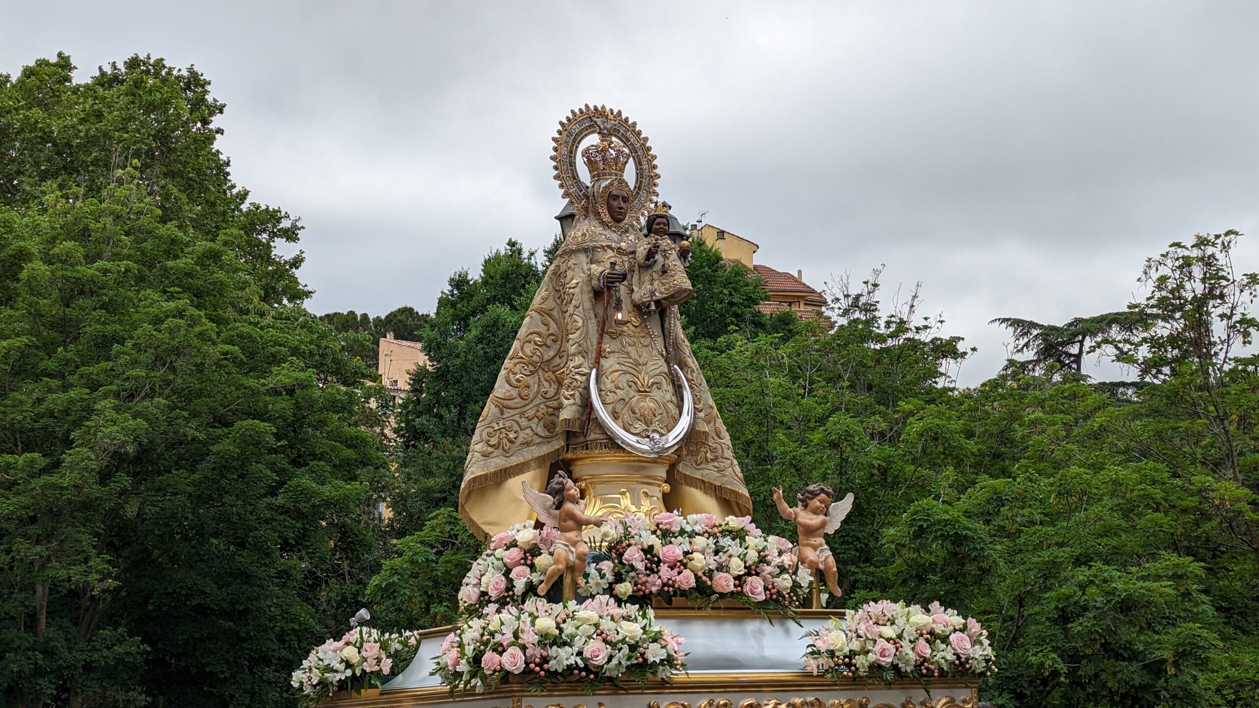 La Virgen de la Luz recorre las calles de Cuenca en la fresca mañana