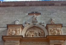 Portada de la iglesia del convento de Jesús y María.