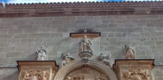 Portada de la iglesia del convento de Jesús y María.
