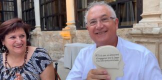 Julián Serrano posa con su premio.