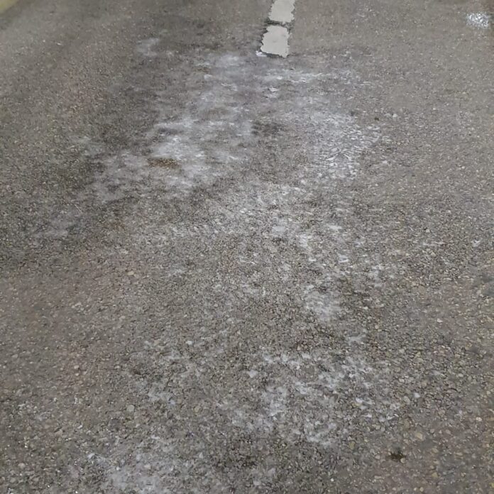 Foto de archivo de hielo en una calzada