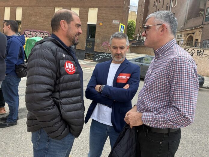 Vicente Martínez (UGT), Carlos Hortelano (CCOO) y Ángel Tomás Godoy (PSOE).