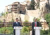 Page y Lambán ante las Casas Colgadas de Cuenca