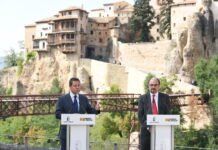 Page y Lambán ante las Casas Colgadas de Cuenca