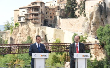 Page y Lambán ante las Casas Colgadas de Cuenca
