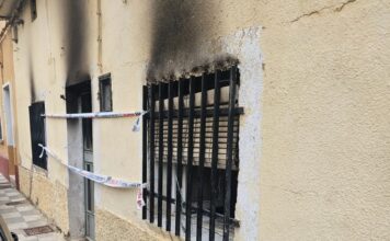 Incendio en Los Tiradores: una mujer es trasladada al Hospital Virgen de la Luz por inhalar humo