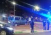 Pierde el control del vehículo y lo introduce en mitad de la rotonda de Hermanos Becerril