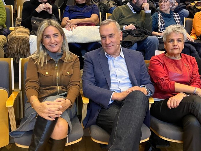 2025-11-28 Delegada del Gobierno, Xabier Fortes y subdelegada en Cuenca- España en Libertad 50 años (1)