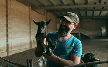 ‘La cabra tira al monte’, la única quesería de la Serranía con una raza en peligro de extinción