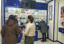 Buen ritmo de ventas para la Lotería de Navidad en Cuenca a pesar de resentirse por la ausencia de puentes