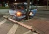 Un conductor pierde el control de su vehículo y choca con un semáforo en Avenida de San Julián