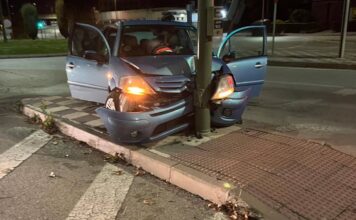 Un conductor pierde el control de su vehículo y choca con un semáforo en Avenida de San Julián