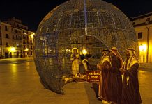 Frente Obrero despliega «un belén contra el islamismo» en la Plaza Mayor con una Virgen con velo