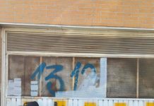 El que la hace, la limpia: un joven recupera la puerta de un garaje que ensució con un graffiti