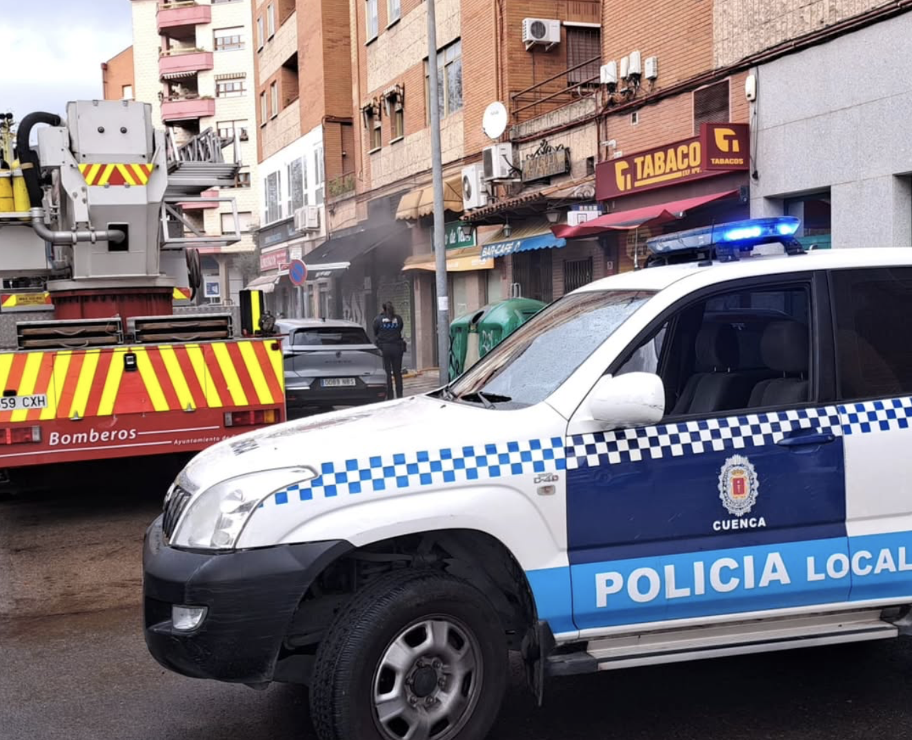 Bomberos de Cuenca intervienen en un incendio en una panadería de la capital