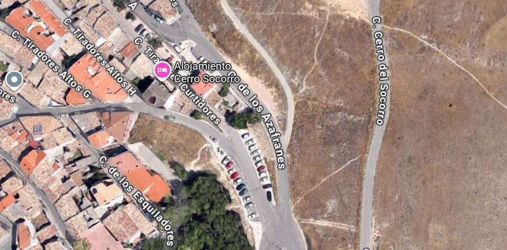 Aviso al 112: un encapuchado aporrea con un palo las puertas de varias viviendas de Tiradores Altos