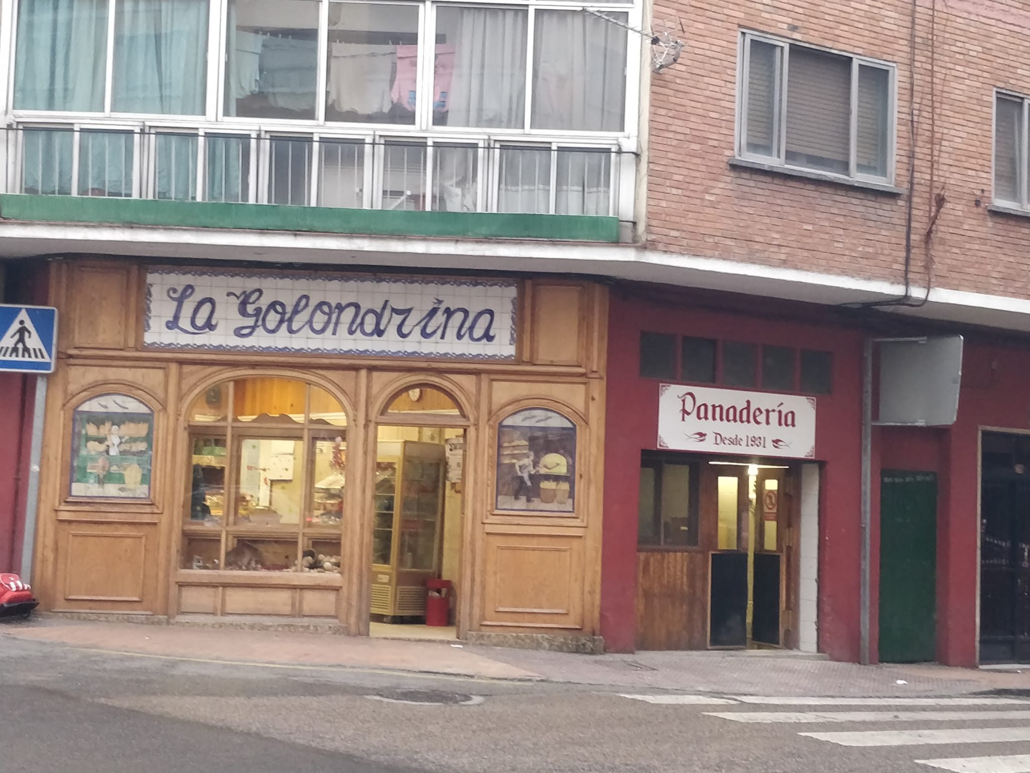 Roban en la panadería La Golondrina de Ramón y Cajal tras escalar el escaparate
