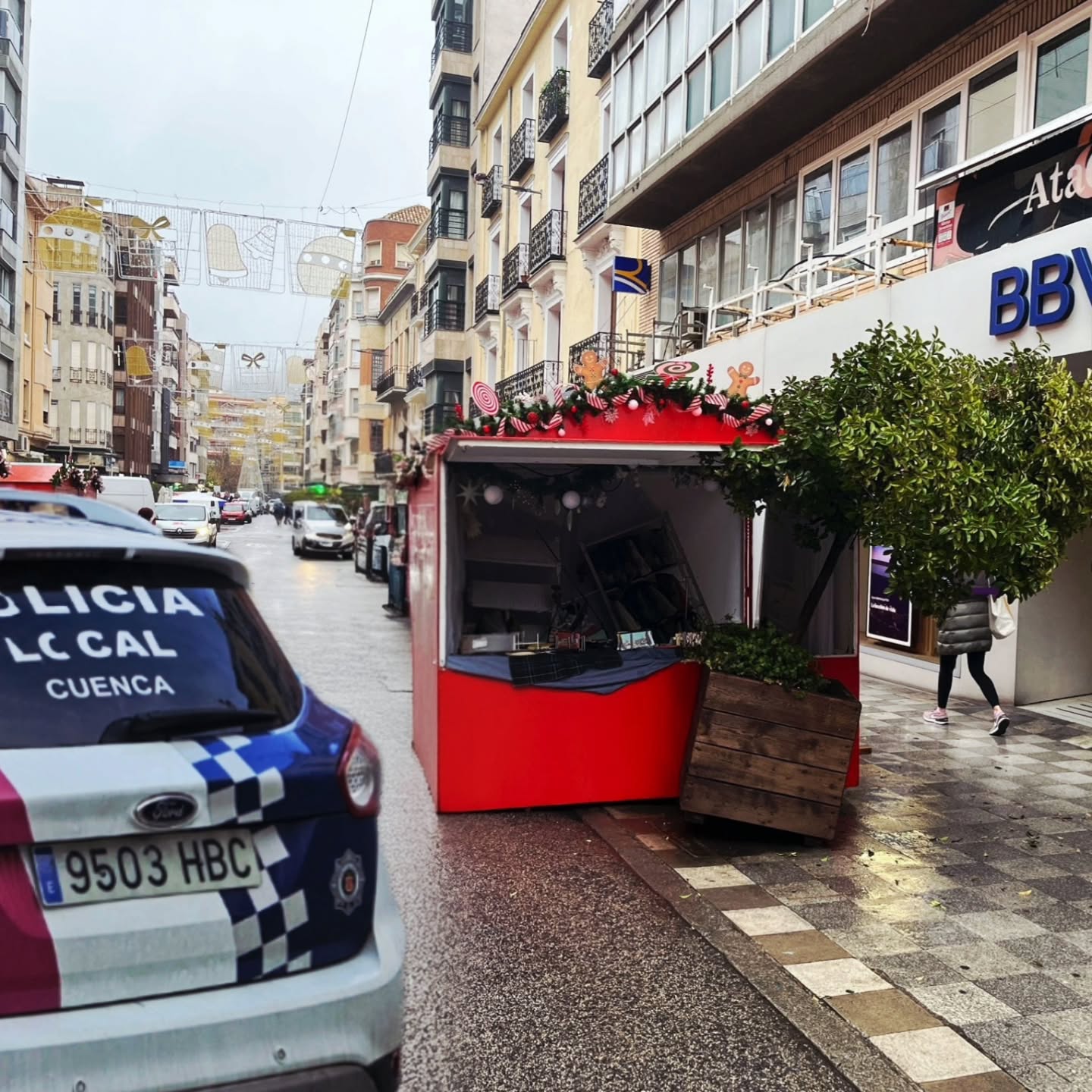 Una furgoneta choca contra una de las casetas del mercadillo navideño de Cuenca