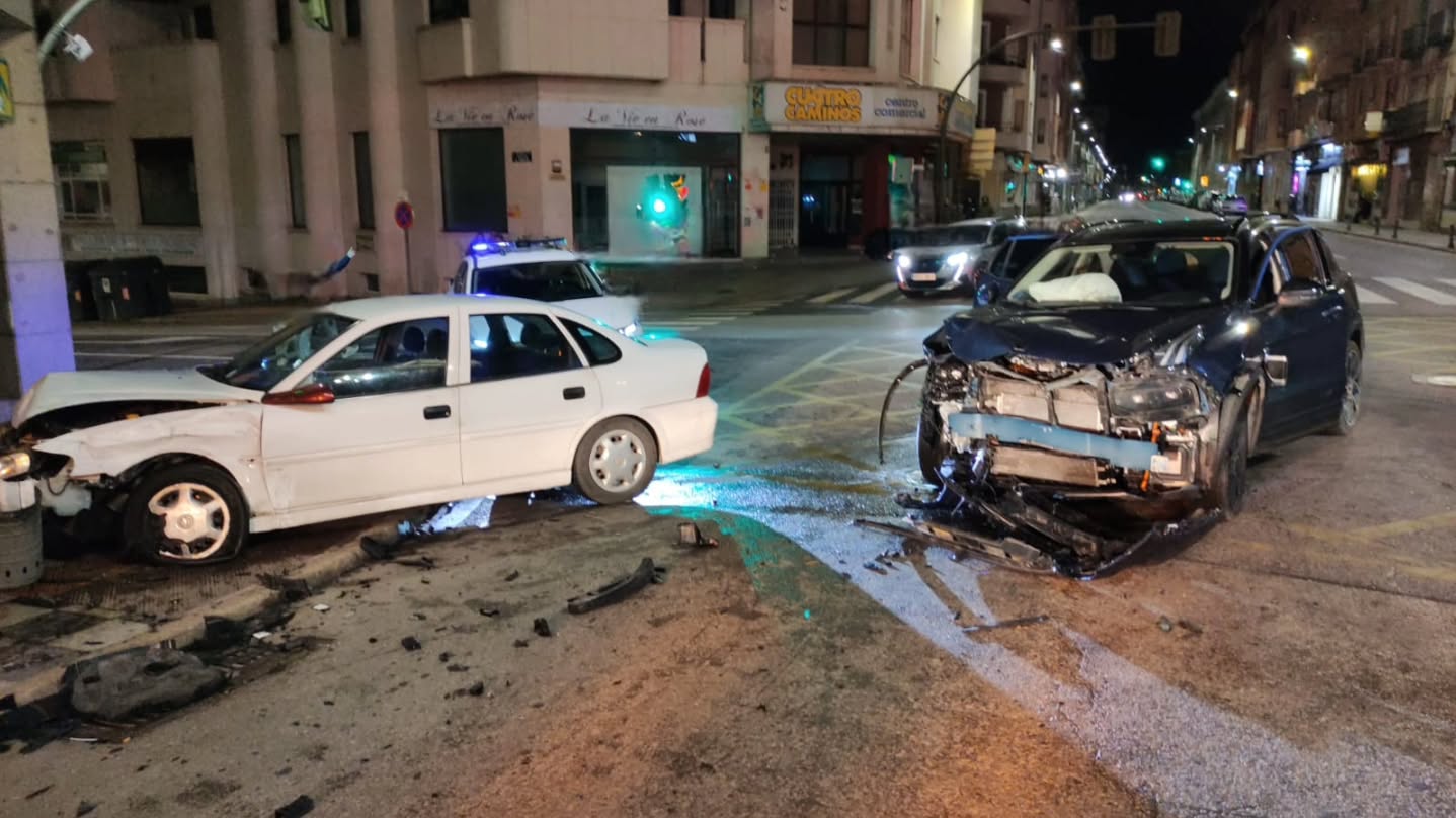 Tres heridos leves tras una colisión frontal de dos turismos en Cuatro Caminos
