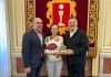 La profesora Ana Belén Yuste recoge su Premio Ciudad de Cuenca