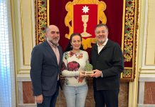 La profesora Ana Belén Yuste recoge su Premio Ciudad de Cuenca