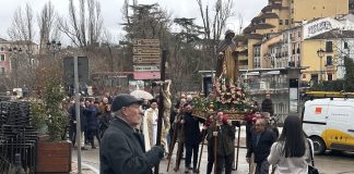 La devoción a San Antón contiene la lluvia con un multitudinario desfile
