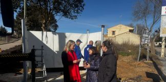 Comienza en Vara del Rey la instalación de nuevas marquesinas de autobús en la provincia