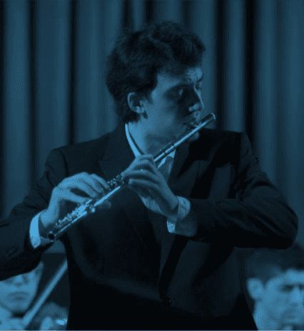 Flautista Diego Bueno. FOTO: Teatro Auditorio de Cuenca José Luis Perales Imagen del flautista Diego Bueno tocando la flauta.