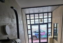 Rompen el cristal de acceso de la antigua Comisaría de Policía Nacional