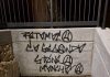 Limpian un grafiti en el túnel del Puente de la Trinidad