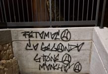 Limpian un grafiti en el túnel del Puente de la Trinidad
