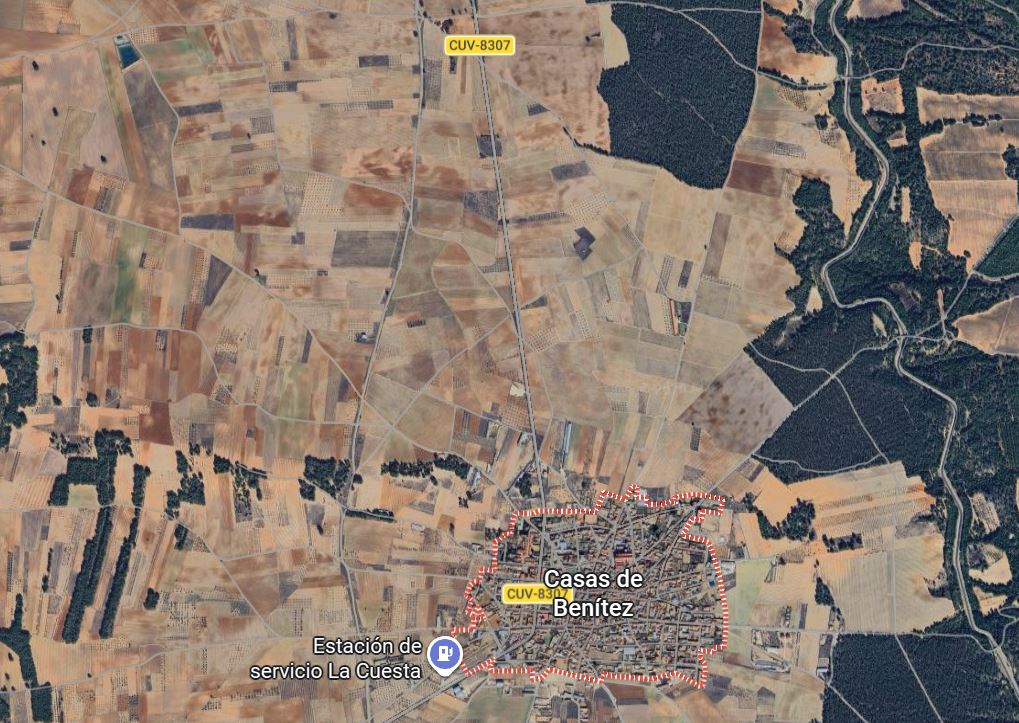 El agua cruza la carretera que une Casas de Benítez con El Picazo y Tébar