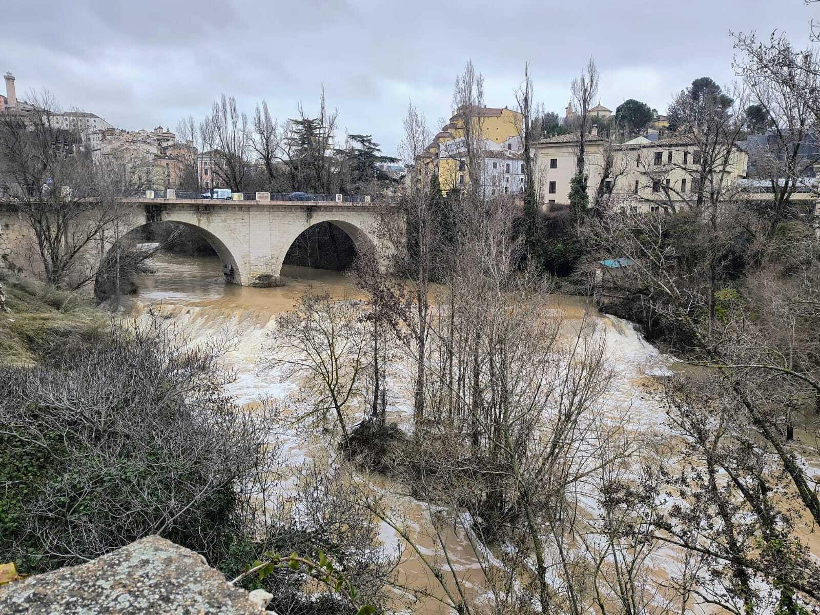 Bomberos de Cuenca piden a la población no transitar por la ribera de los ríos ante el riesgo de caídas