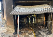 Los bomberos sofocan el incendio en un garaje en Villalpardo, que se salda sin heridos
