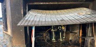 Los bomberos sofocan el incendio en un garaje en Villalpardo, que se salda sin heridos