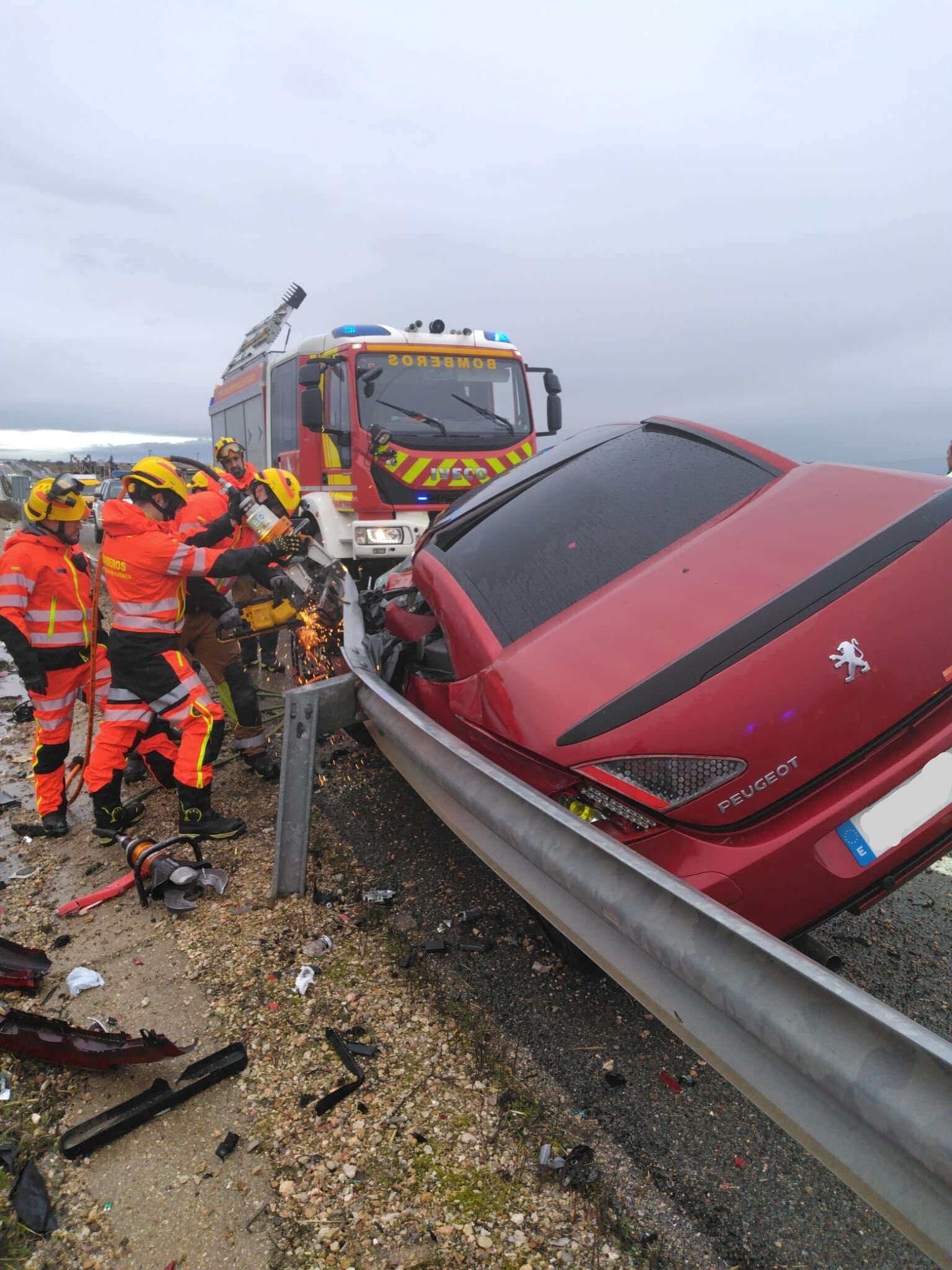 Un coche hace aquaplaning y choca contra la bionda en la A-3 a la altura de Saelices