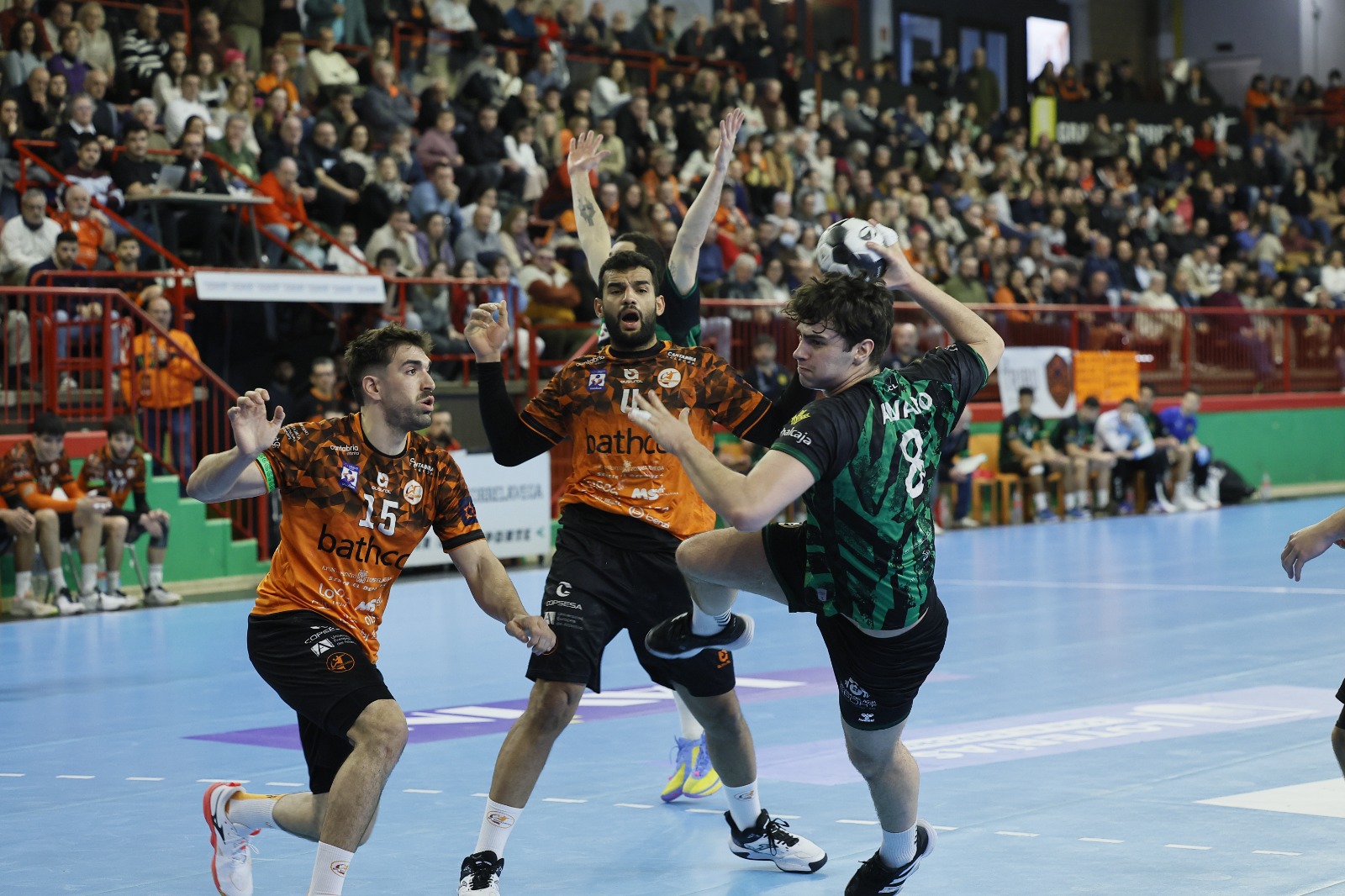 El REBI Cuenca cae ante el Bathco Torrelavega (32-29) en un encuentro agónico hasta el último minuto